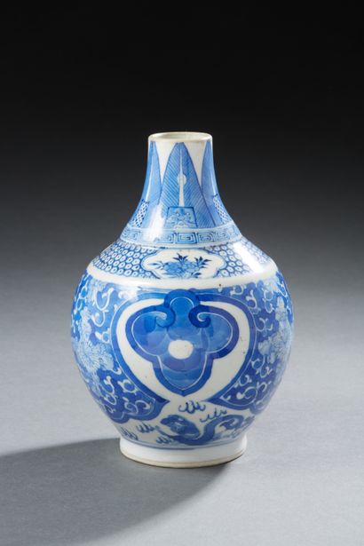 null CHINE


Vase bouteille en porcelaine décorée en bleu sous couverte de lambrequins...
