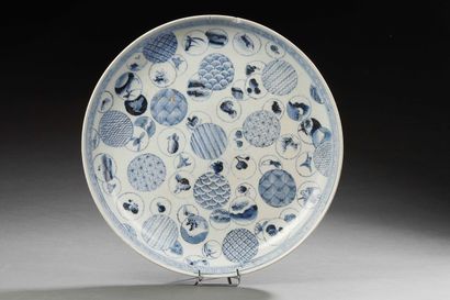 null JAPON - XXe siècle





Plat en porcelaine à décor sous couverte de môn de brocarts....
