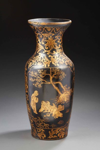 null CHINE


Vase en laque à décor doré sur fond noir. 


Fin XIXe siècle.


H. :...
