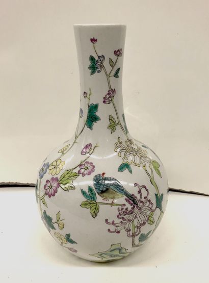 null CHINE


Vase bouteille en porcelaine à long col étroit à fond blanc décoré en...