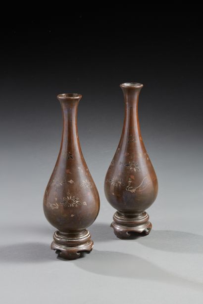 null JAPON


Paire de vases à long col en bronze à patine brune à décor de fleurs...
