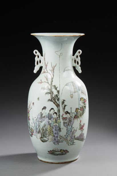 CHINE 
Vase en porcelaine blanche à décor...