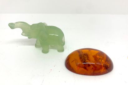 null CHINE


Petit lot composé d’un éléphant sculpté en verre à l’imitation du jade...