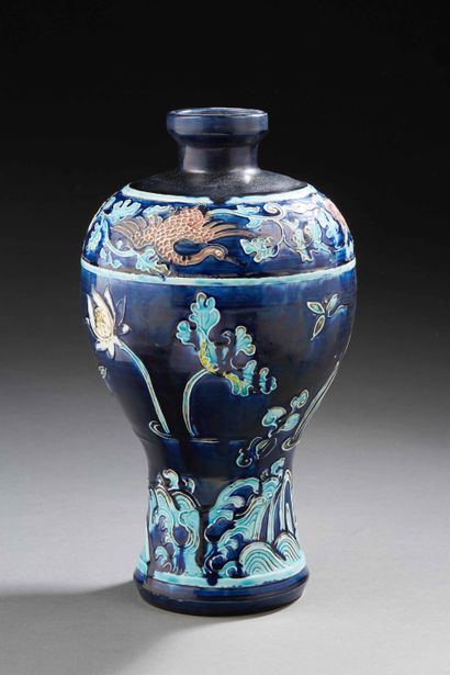 null CHINE


Vase meiping en porcelaine à fond bleu décoré en léger relief en blanc...