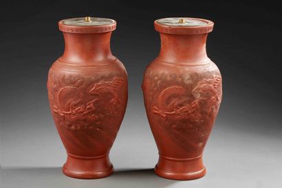 null CHINE


Deux vases de forme balustre en grès rouge de Yixing décoré de dragons...