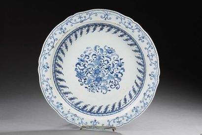 null CHINESE ORDER - Large porcelain dish of polylobed form, decorated in blue underglaze...
