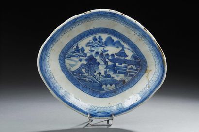 null CHINE - Plat en porcelaine de forme oblongue décorée en bleu sous couverte de...