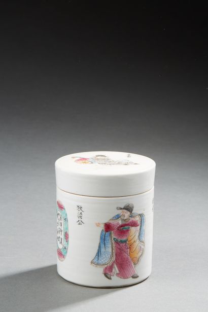 null CHINE


Boite cylindrique couverte en porcelaine décoré émaux de la famille...