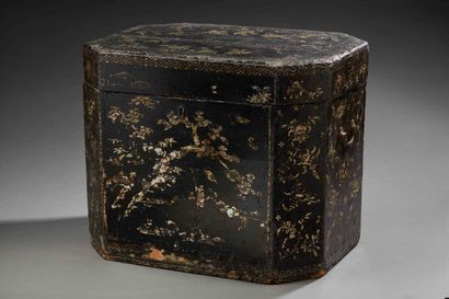 null JAPON


Coffret en bois noirci à décor incrusté de motifs floraux.


XIXe siècle...