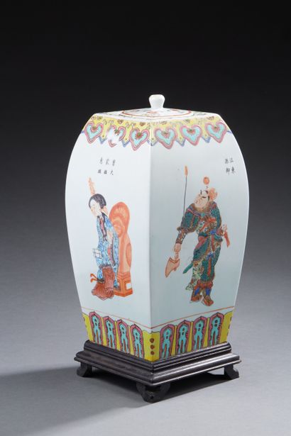 null CHINE


Vase couvert de forme quadrangulaire en porcelaine décoré en émaux de...