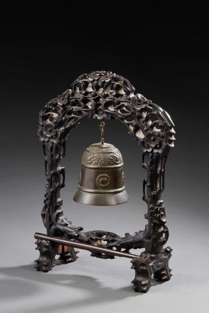 null CHINE


Cloche en bronze et son support en bois sculpté ajouré. 


XIXe siècle...