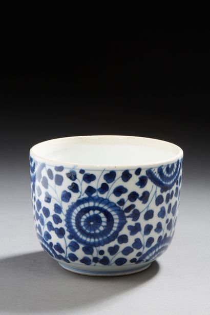 null CHINE 


Pot circulaire en porcelaine décoré en bleu sous couverte de fleurs...