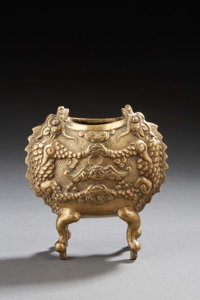 null CHINE


Vase reposant sur quatre pieds en bronze figurants deux chimères encadrants...