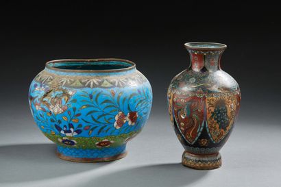 null JAPON - Vase et coupe en métal cloisonné à décor polychrome naturaliste divers.


Fin...