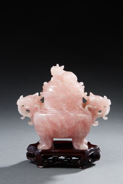 null CHINE


Brûle-parfum couvert en quartz rose sculpté reposant sur quatre pieds,...