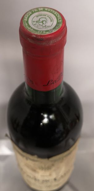 null 1 bottle MOUTON CADET - Bordeaux 1986

 Stained and damaged label. Slightly...