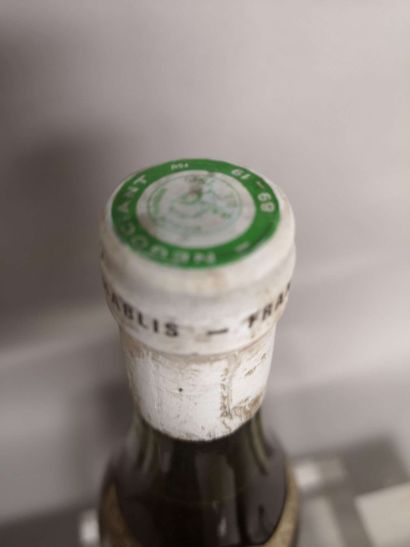 null 1 bottle CHABLIS 1er cru "Montée de Tonnerre" - SIMMONET - FEVBRE, 1986. 

Stained...
