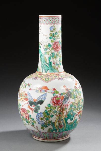 null CHINE – 

Grand vase bouteille en porcelaine décoré en émaux de la famille rose...
