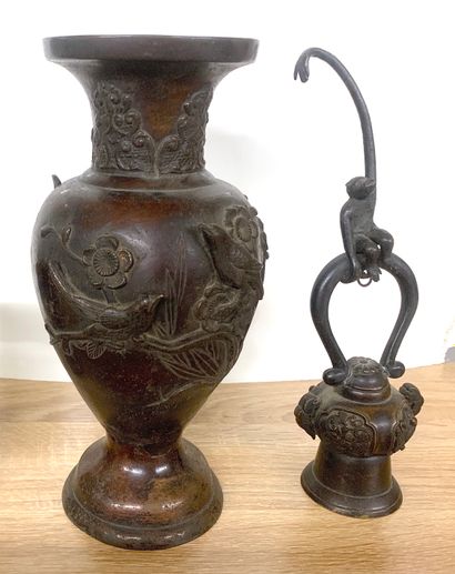 null JAPON 

Lot composé 

Un vase en bronze à patine brune décoré des oiseaux en...