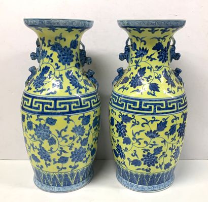 null Paire de vases balustres en porcelaine à décor en émail bleu de fleurs stylisées...