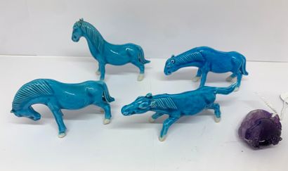 null Ensemble de quatre chevaux en porcelaine émaillée bleue et 

un pendentif en...