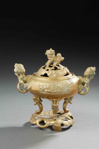 null CHINA

Tripod perfume burner covered on its base in the shape of a water lily...