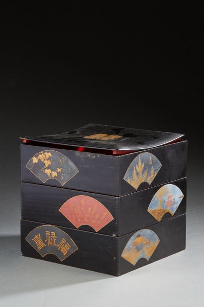 null Black lacquered wood covered quadrangular box with three compartments, painted...