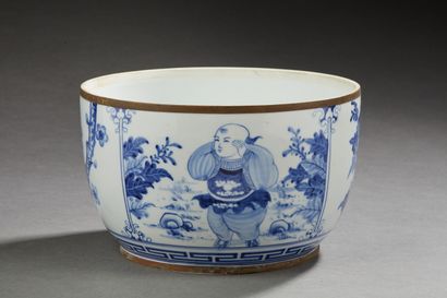 null VIETNAM - XXe siècle

Pot en porcelaine décorée en bleu sous couverte d'un enfant,...