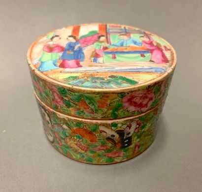 null CHINA CANTON

Circular box in polychrome enamelled porcelain decorated with...