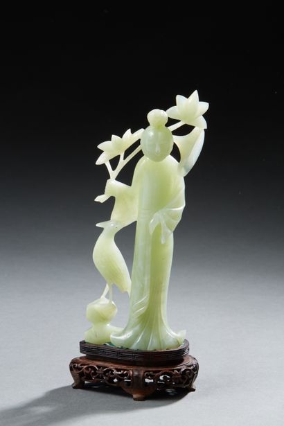 null CHINA

Hard stone figurine in imitation of green jade representing the goddess...