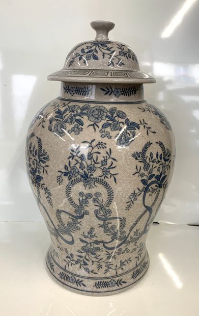 null Covered vase in porcelain decorated in blue with flowers.

H.: 45 cm

(small...