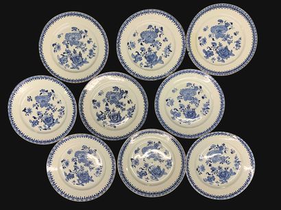 null CHINE

Ensemble de neufs assiettes en porcelaine décorée en bleu sous couverte...