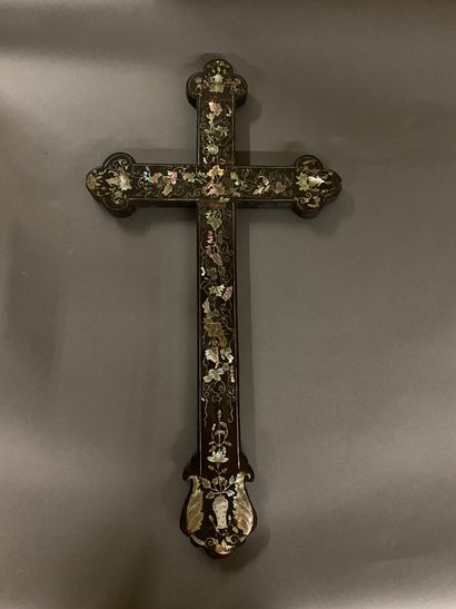 null Wooden cross inlaid with mother-of-pearl elements with naturalist decoration

Size...