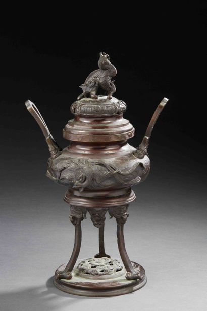 null JAPAN - MEIJI period (1868 - 1912)

Tripod incense burner in bronze with brown...