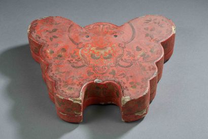 null CHINE - Boîte en laque rouge en forme de papillon décorée en brun et or d'un...