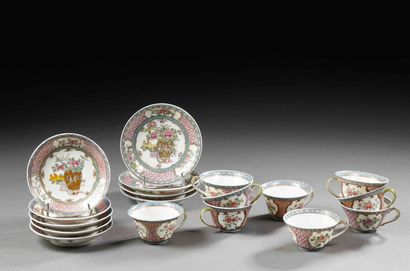 null CHINE Neuf tasses et neuf soucoupes en porcelaine à décor floral avec vases...