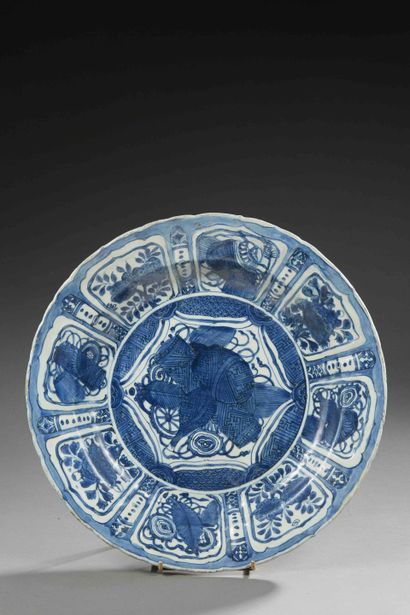 null Plat en porcelaine dit "Krack" 

Chine XVIIIe 

Diam. : 37 cm

(restauration...