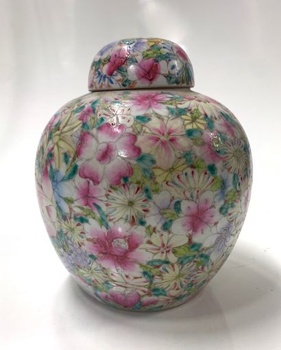 null Small ovoid covered porcelain vase decorated with "thousand flowers" Mark on...