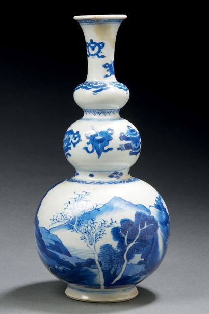 CHINE Vase triple gourde en porcelaine décoré en bleu sous couverte d'un paysage...
