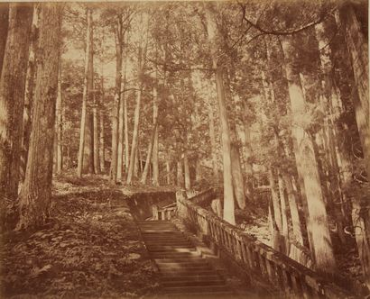 Attr. à UCHIDA KUICHI (1844-1875) Escalier de 207 marches, Okumiya, Nikko
Dim. :...