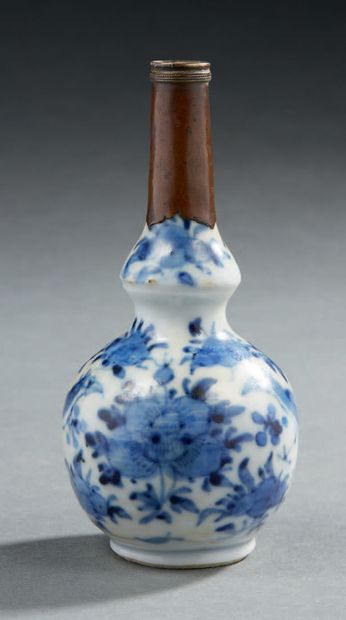 VIETNAM Petit vase miniature double gourde en porcelaine décoré en bleu sous couverte...