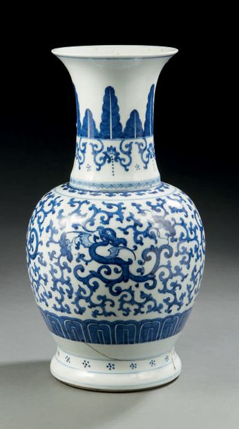 CHINE Vase en porcelaine de forme balustre décoré en bleu sous couverte de chimères...