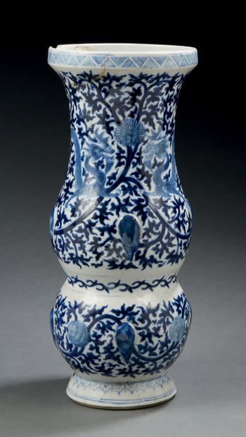 CHINE Vase double gourde en porcelaine décoré en bleu sous couverte de deux dragons...