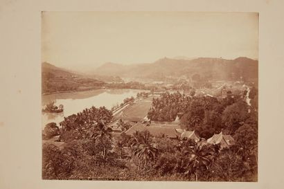 CHARLES T. SCOWEN (1852-1948) Catamaran sur la plage, Temple de Brahma, vues de Colombo,...