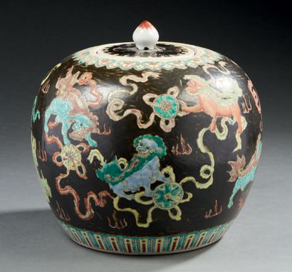 CHINE Pot à gingembre "boule" en porcelaine décoré de lions bouddhiques en polychromie...