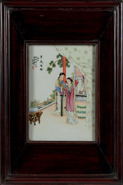 CHINE Plaque murale rectangulaire en porcelaine décorée en émaux de la famille rose...