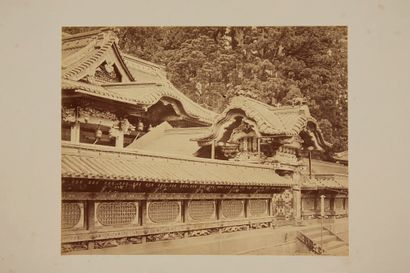 Attr. à UCHIDA KUICHI (1844-1875) Entrée du tombeau du premier Shogun Tokugawa Ieyasu
Dim....