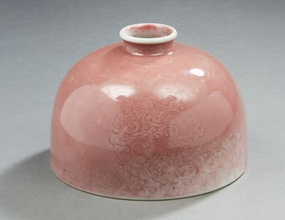CHINE Vase soliflore en porcelaine à fond monochrome aubergine avec motifs incisés....