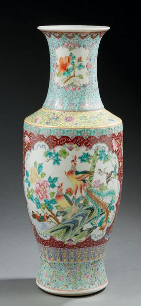 CHINE Grand vase balustre en porcelaine décoré en émaux de la famille rose de fleurs...