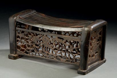 CHINE Headrest in carved and openworked buffalo horn
Around 1900-1920
Length : 26...